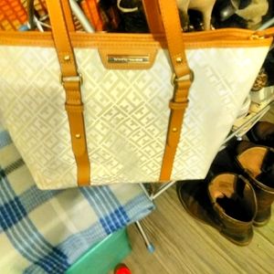 Woman's Tommy Hilfiger Shoulder Bag. Medium size new without sales tags.